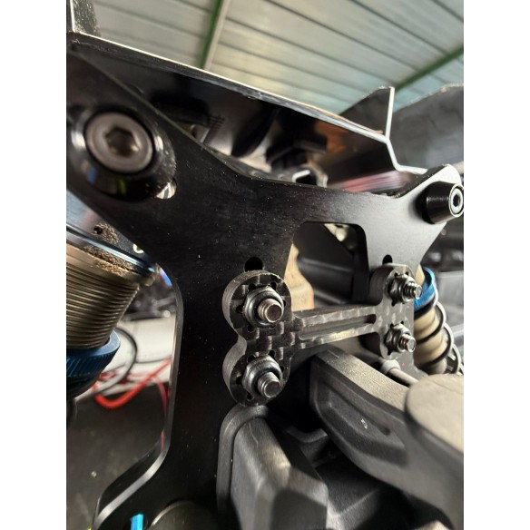 Ongaro Fermo piastra ammortizzatori realizzato in carbonio per Associated